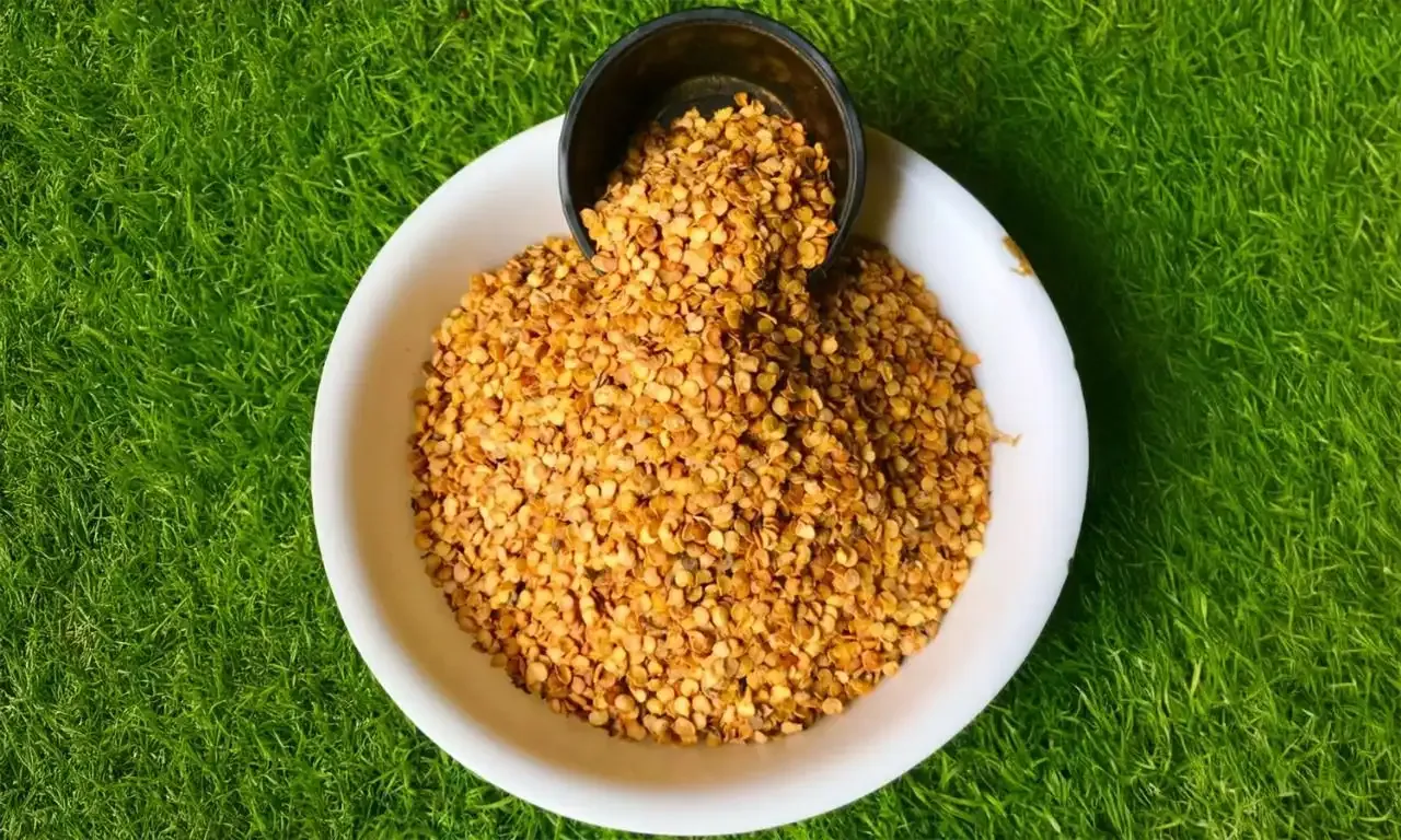 2. In half tsp of oil, fry the dals until golden brown.